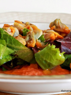 Una foto de Ensalada de brotes, berberechos y crema de tomate