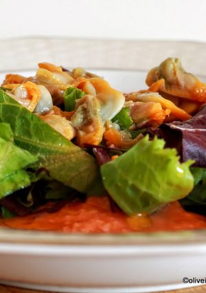 Foto principal de Ensalada de brotes, berberechos y crema de tomate