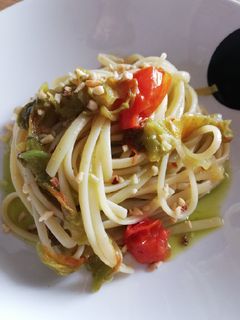 Foto di Linguine fiori di zucca, pomodorini,olio al basilico,nocciole🍝