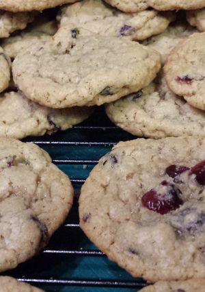 A picture of Oatmeal Craisin Cookies.