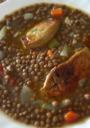Una foto de Lentejas estofadas con verduras y foie