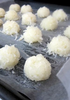 A picture of coconut balls.