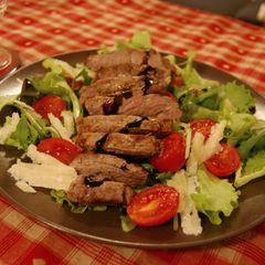 A picture of Beef with balsamic vinegar sauce.
