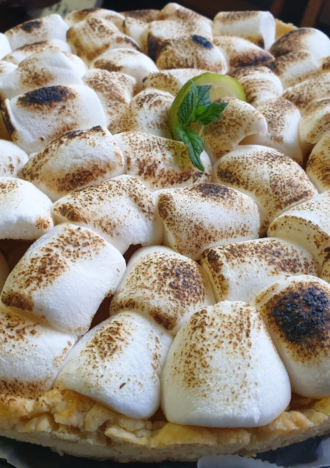 Una foto de Lemon curd pie con marshmallows