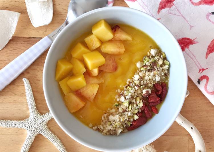 Smoothie al mango, pesca e banana