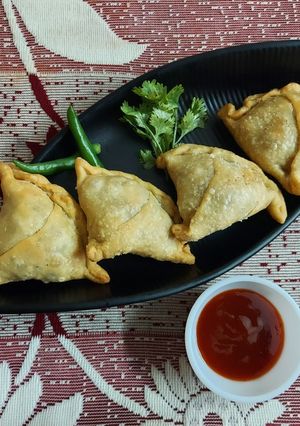 A picture of Spiced Onion Potato Stuffed Pastries or Samosa.