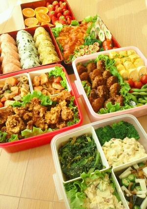 A picture of Cherry Blossom Viewing Bento 2013.