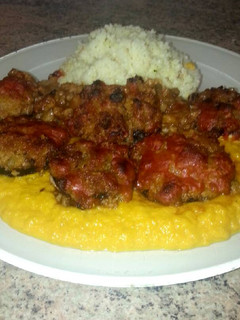 Una foto de Champiñones rellenos en salsa de zanahoria con Cus Cus (vegano)