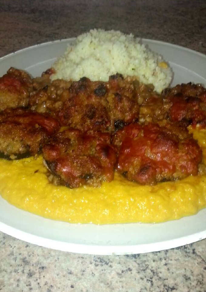 Una foto de Champiñones rellenos en salsa de zanahoria con Cus Cus (vegano)