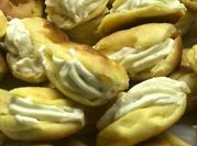 Una foto de profiteroles con chantillí
