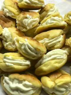 Una foto de Profiteroles de crema chantilly 🥣🥯