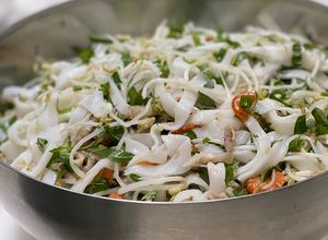 Hình của món Mì quảng trộn tôm thịt.