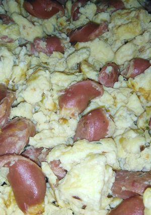 Una foto de Huevos revueltos con cebolla y salchichas