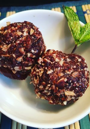 A picture of Coco cherry energy balls.