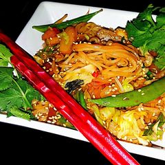 A picture of Mike's Spicy Garlic Sesame Rice Noodles.