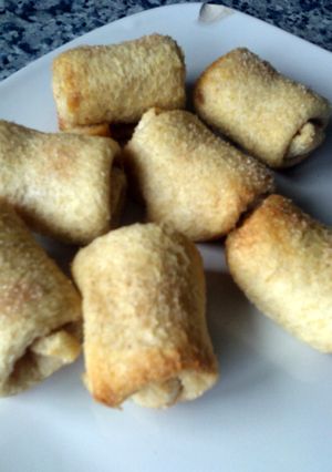A picture of Crispy cinnamon rolls.