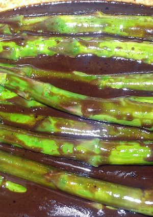 A picture of Chilled marinated asparagus.