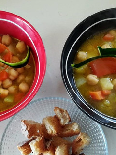 Una foto de Sopa de verdura y garbanzos