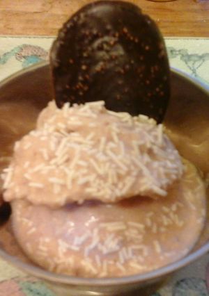 A picture of Strawberry icecream.