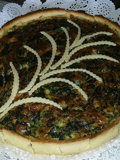 Una foto de Quiche de espinacas pasas y piñones
