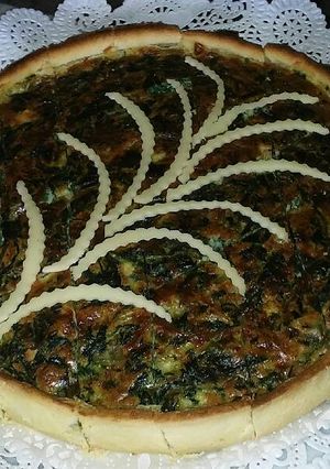 Una foto de Quiche de espinacas pasas y piñones