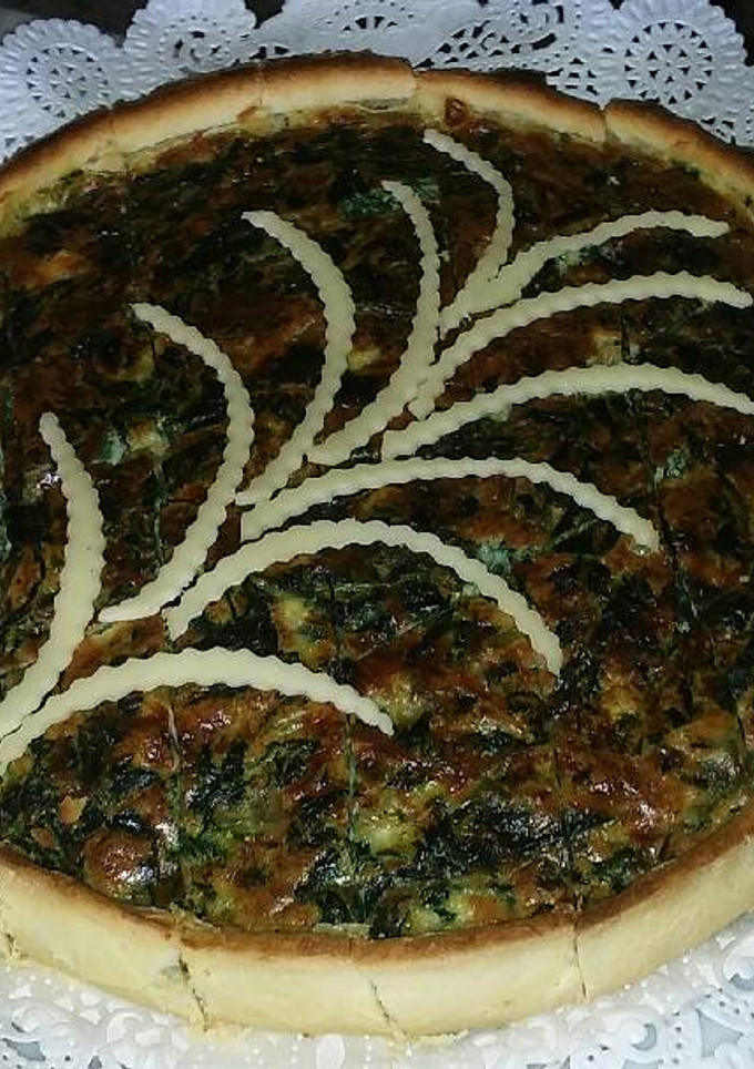 Una foto de Quiche de espinacas pasas y piñones