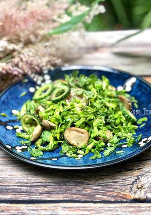 Hình của món Bông Thiên Lý Xào Nấm Rơm Khổ Qua Rừng.