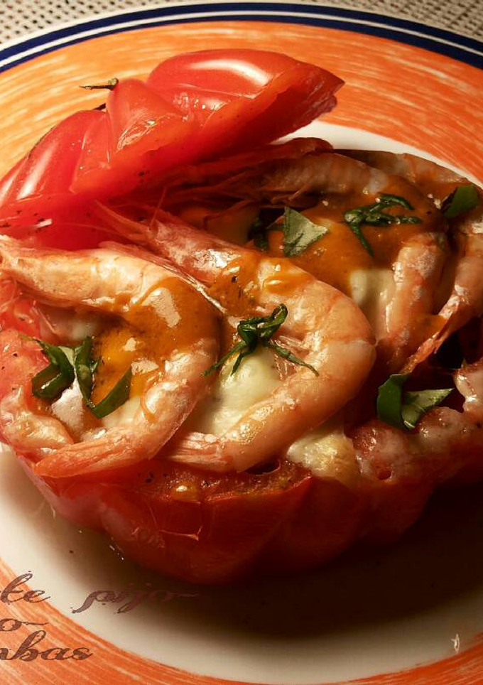 Una foto de Tomate relleno de gambas y mozarella