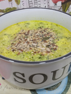 Una foto de Sopa de brócoli y cheddar 🥦🧀