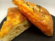 Una foto de focaccia rellena