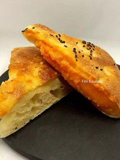 Una foto de Pan o focaccia rellena de puré de patatas queso y sobrasada