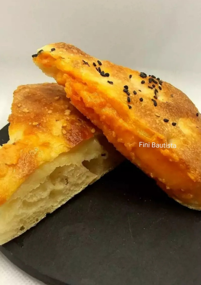 Una foto de Pan o focaccia rellena de puré de patatas queso y sobrasada