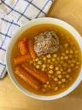 Cocido de pollo y verduras con pelota en olla express