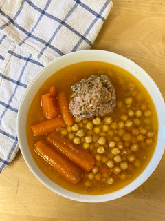 Una foto de Cocido de pollo y verduras con pelota en olla express