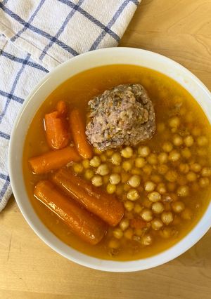 Una foto de Cocido de pollo y verduras con pelota en olla express