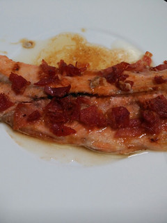 Una foto de Trucha al horno con limón y jamón