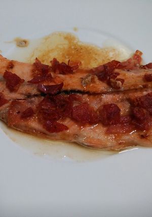 Una foto de Trucha al horno con limón y jamón