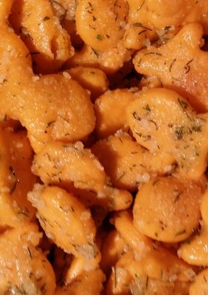 A picture of PARTY CRACKERS.