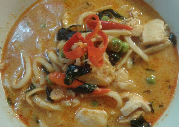 4 Great Thai chicken red curry with bamboo shoot.