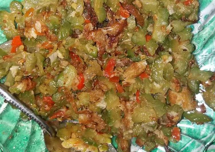 Bumbu memasak Oseng pare pedas dengan ikan goreng suir, Lezat Sekali