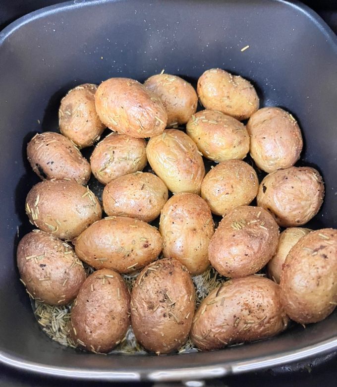 Une photo de Pommes de terre grenailles à l’air fryer