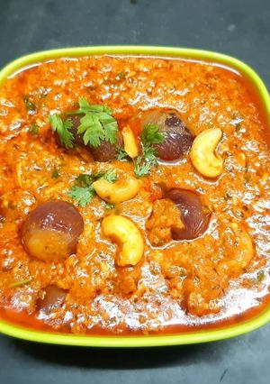 આખી ડુંગળી નું શાક (Akhi Dungli Shak Recipe In Gujarati) રેસીપી મુખ્ય ફોટો