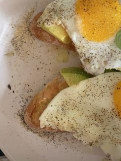 Foto de Tosta de Ovo com Abacate