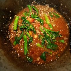 A picture of Somen with Minced Beef and Broccoli sauce โซเมนราดหน้าเนื้อสับ.