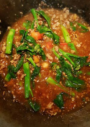 A picture of Somen with Minced Beef and Broccoli sauce โซเมนราดหน้าเนื้อสับ.
