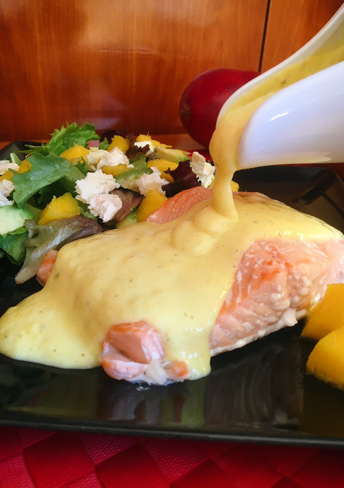 Una foto de Salmón al horno con salsa de mango y yogur
