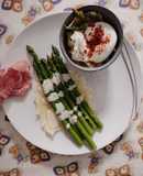 Asparagi con uovo in camicia, crudo e parmigiano