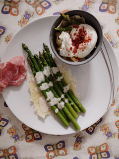 A picture of Asparagi con uovo in camicia, crudo e parmigiano.
