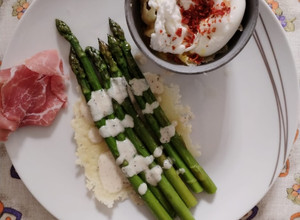 Foto di Asparagi con uovo in camicia, crudo e parmigiano