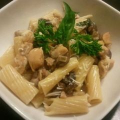 A picture of Chicken and sausage rigatoni.
